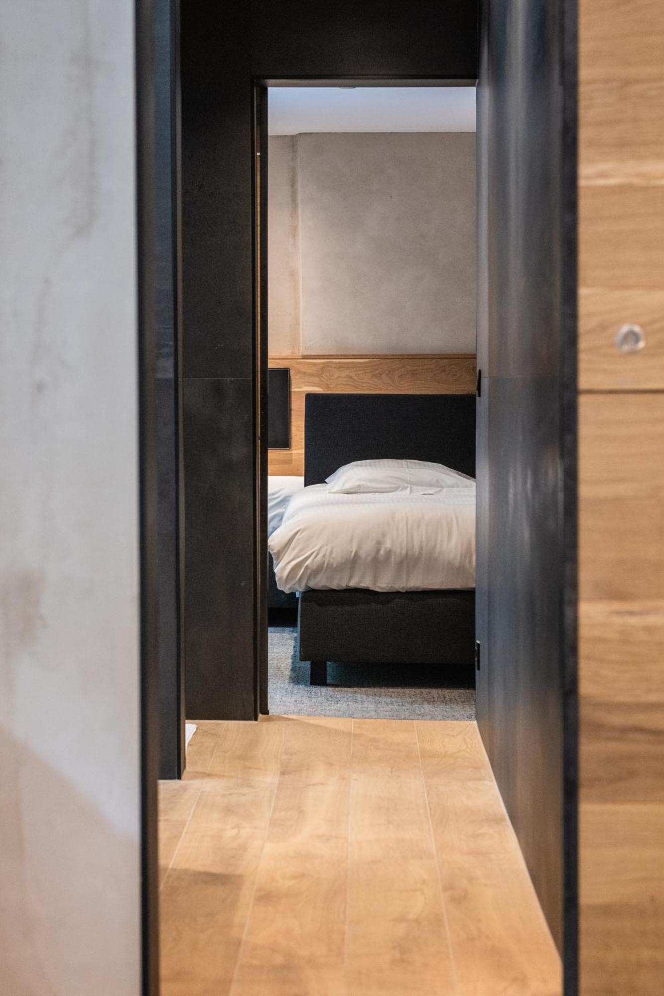Hostellerie La Claire Fontaine, Logis Hotels & Spa 라로셰안알데네 외부 사진