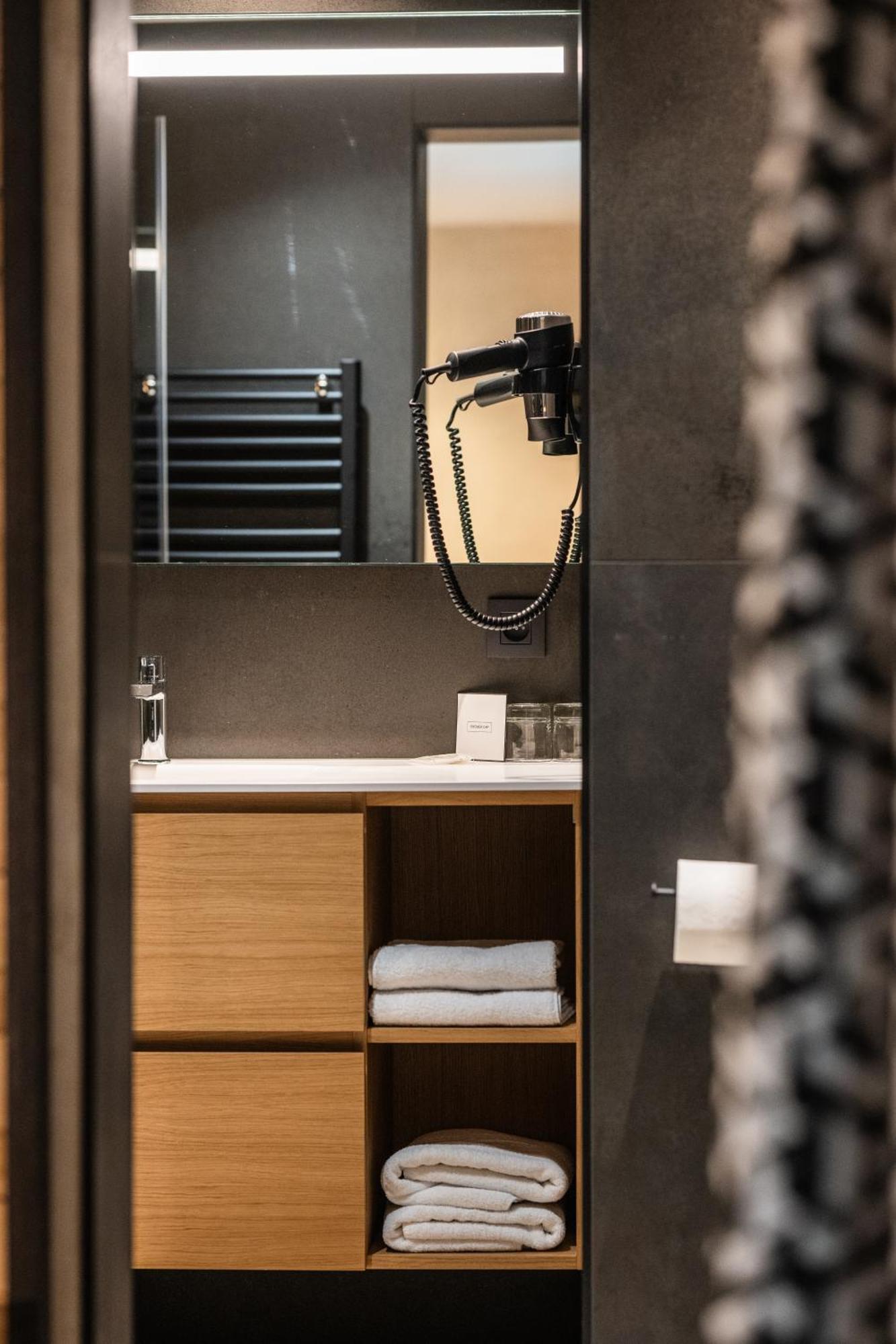 Hostellerie La Claire Fontaine, Logis Hotels & Spa 라로셰안알데네 외부 사진