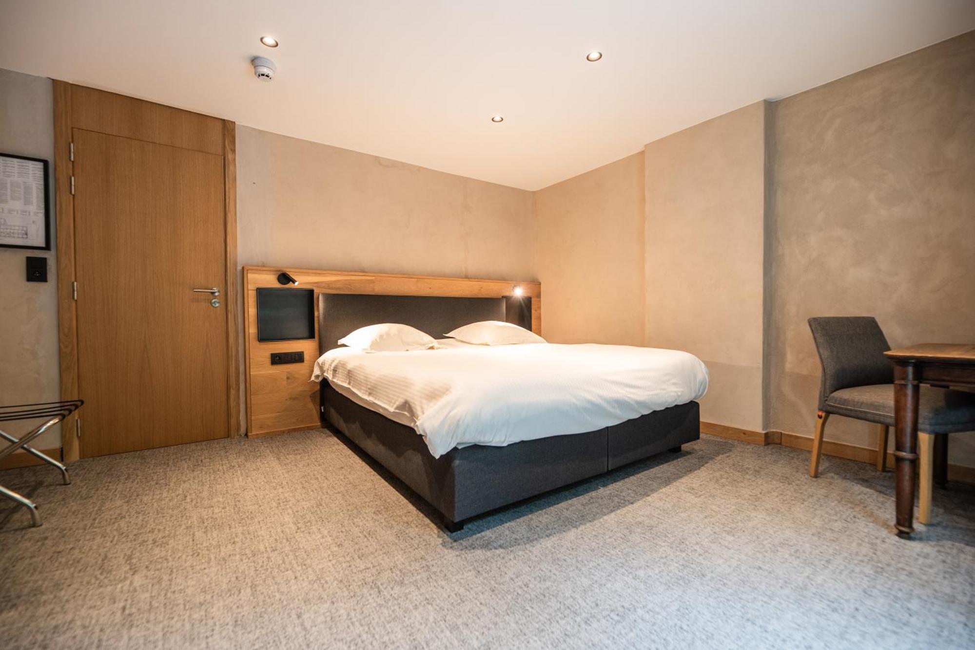 Hostellerie La Claire Fontaine, Logis Hotels & Spa 라로셰안알데네 외부 사진